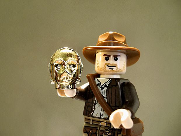 Lego Indiana Jones holding C3PO head